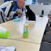 職場の人と顔を近づける黒猫