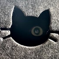 ベッドの小窓の中に片方の目