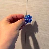 リボンを貼りつける人