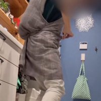 おんぶされる猫