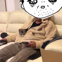 ソファでくつろぐお父さん