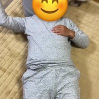 仰向けで寝ている人