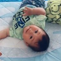 カメラ目線の赤ちゃんのアップ