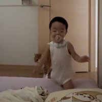 ベッドに向かう男の子