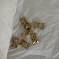 ベッドの上の飴