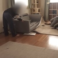 ソファを動かす人