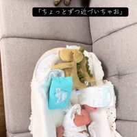 ソファーで寝る赤ちゃんと猫