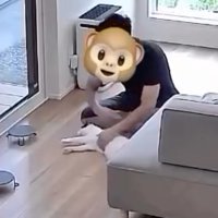 猫を回す男性
