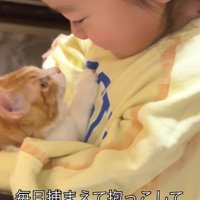 子猫を抱く女の子
