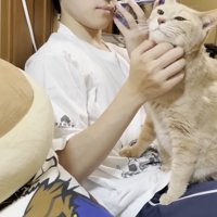 息子さんのお膝の上に乗る猫ちゃん