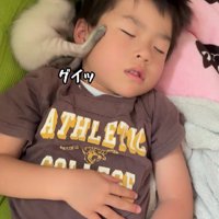 寝ている男の子と子猫