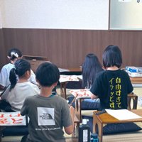 習字に励む生徒たち