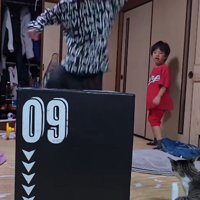 ジャンプトレーニングをする男の子