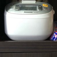 炊飯器から何かが見えている
