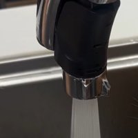 蛇口から流れる水