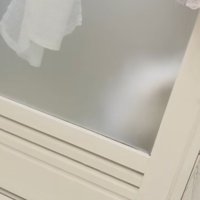 お風呂の扉の向こうにいる