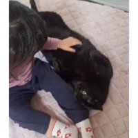 女の子と黒猫