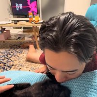飼い主にお尻の匂いを嗅がれている子猫