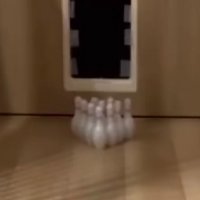 ドア前に並べられた小さめのボウリングのピン