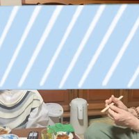 食卓を囲む家族