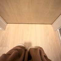 何もないトイレのドアの下