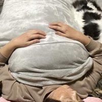 布団で寝る飼い主と猫