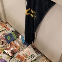 床に散らばるお菓子の袋