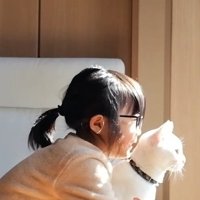 猫を抱きしめる女の子