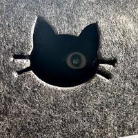 ドーム型ベッドに開いている小窓