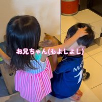 男の子を撫でる女の子