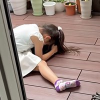 足を投げ出して猫を抱きしめる姉