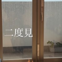 テーブル近くで後ろを振り返る猫