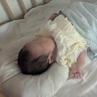 ベビーベッドで眠る赤ちゃん