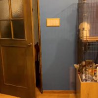 退出する男性