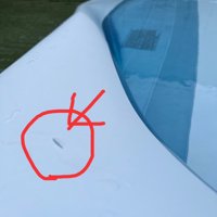 プールの布に開いた小さな穴