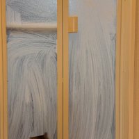 ドアの左に移動した飼い主の手を追いかける猫