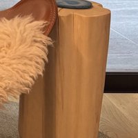 椅子の隣に置かれたサイドテーブル