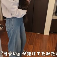 女性に抱っこされている猫