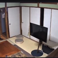 部屋に入る男性