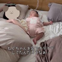 眠る女性と赤ちゃん