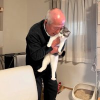 猫を抱きしめるおじいちゃん