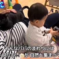 猫を抱いて子供の世話をする人