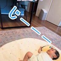 赤ちゃんから見られて目線をはずす猫