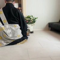 お経を唱えるお坊さん