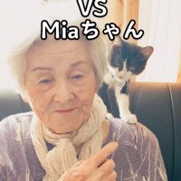 おばあちゃんと肩に乗る猫