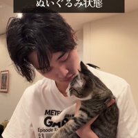 抱っこされる猫
