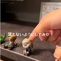 テレビ台の上に並んでいるフィギュアつついている人