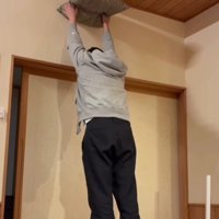 座布団を掲げる飼い主