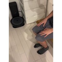 椅子に座る女性