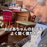 おばあちゃんと2匹の子猫